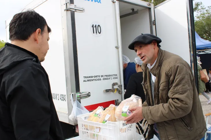 Vuelve la venta directa de pollo parrillero neuquino en la feria de la Plaza de Boca