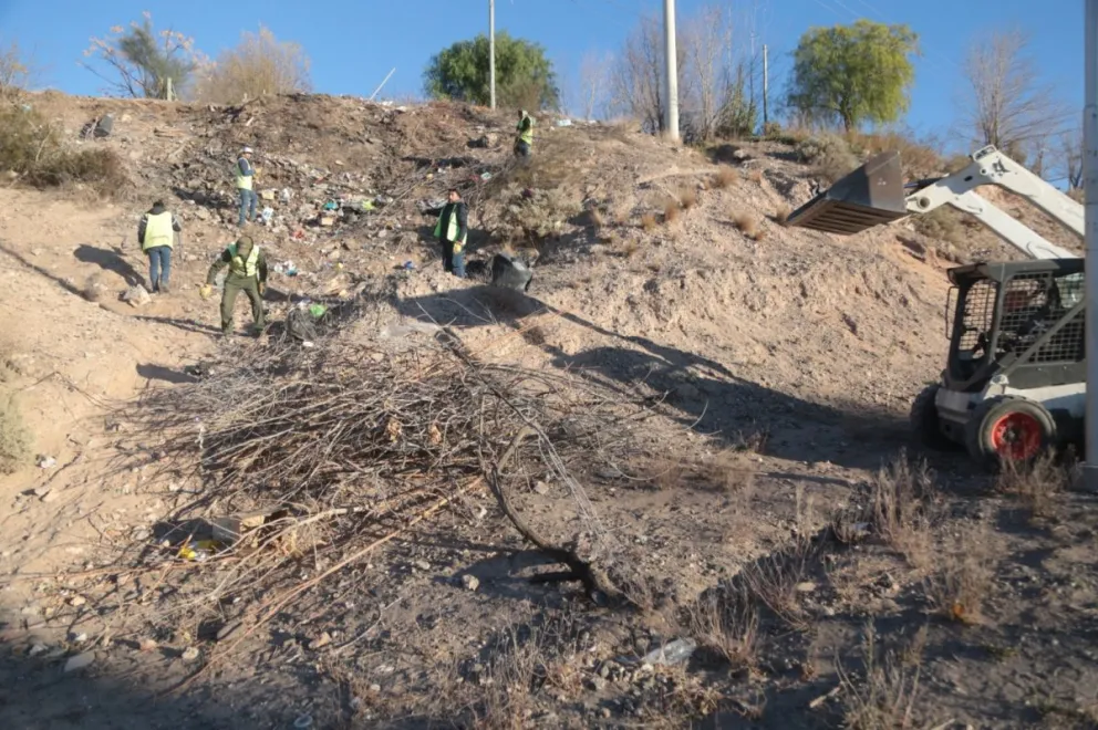 Operativo manual de limpieza en zona de cañadones