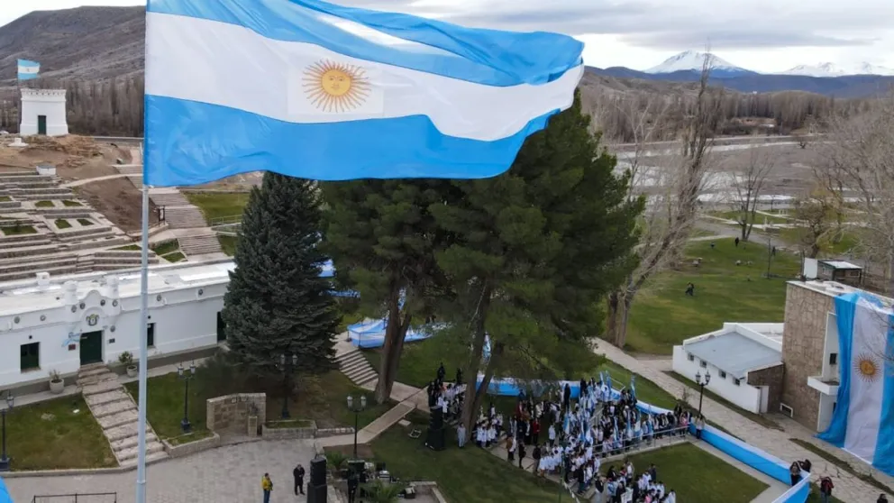 Promesa a la Bandera: actos en simultáneo en Chos Malal y la ciudad de Neuquén
