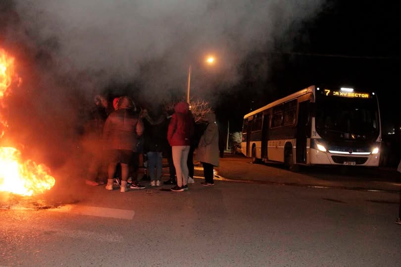 Reclamo por servicios: vecinos mantienen cortado el tránsito en Autovía Norte