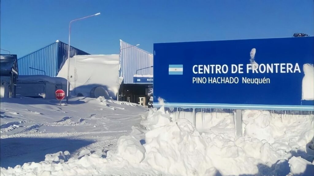 Paso Pino Hachado cerrado por nieve, hielo y viento fuerte