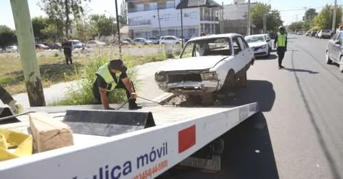 Retiran vehículos abandonados por denuncias vecinales
