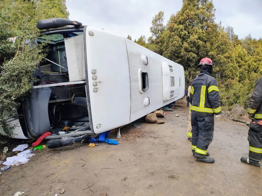 Accidente en Ruta 65: cinco heridos graves tras el vuelco de un colectivo cerca de Villa Traful