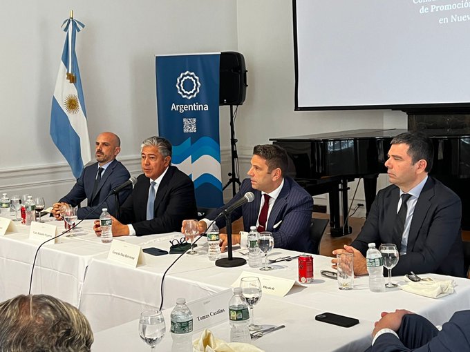 Neuquén refuerza su vínculo con bancos internacionales para financiar obras clave