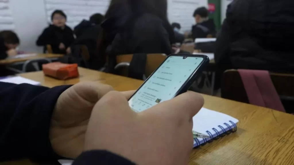 Neuquén avanza con la regulación del uso de celulares en las escuelas