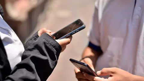 Regulan uso de celulares en escuelas: foco en aprendizaje y convivencia