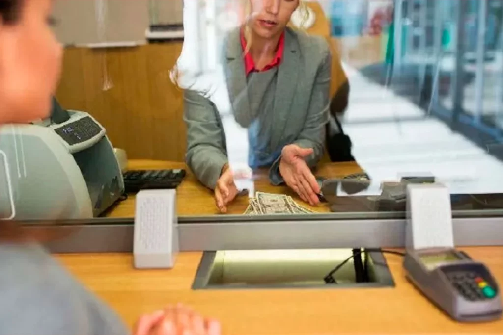 El salario mínimo bancario superará los $1,8 millones desde junio