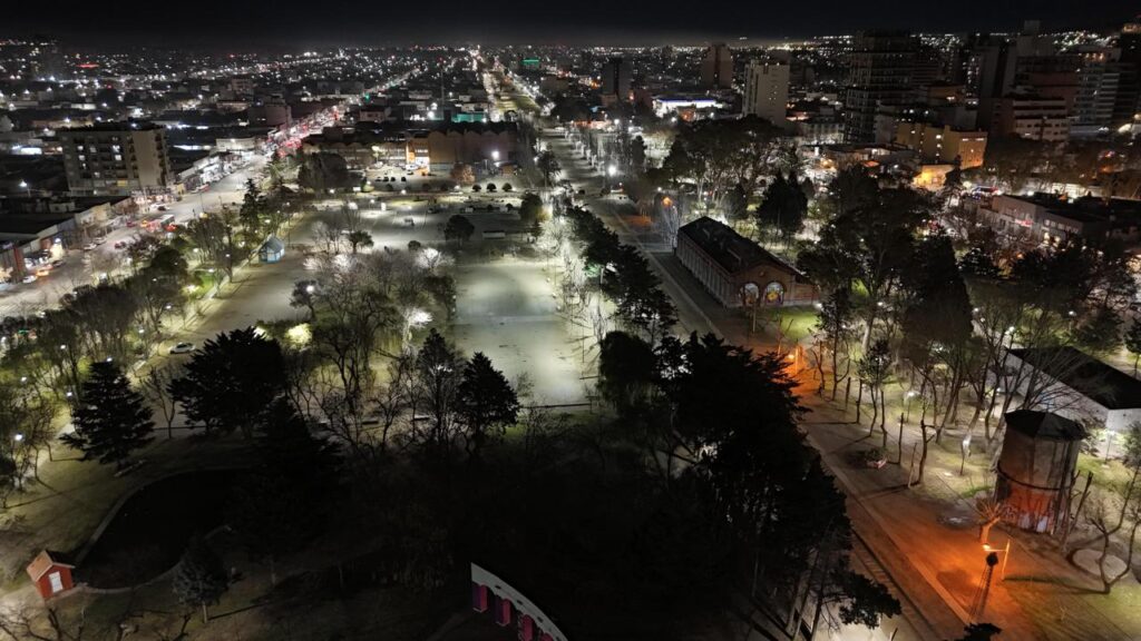 El Parque Central estrena iluminación moderna