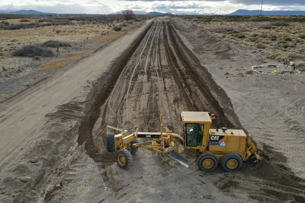 Avanzan las obras en la Ruta 21: pavimentan el tramo entre Loncopué y El Huecú