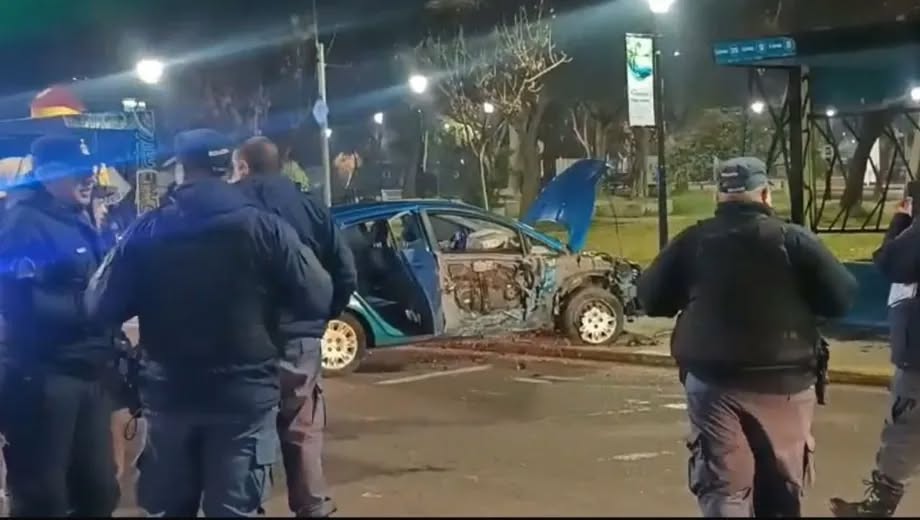 Choque en el Bajo: un auto embistió una garita y dejó heridos, uno de ellos grave