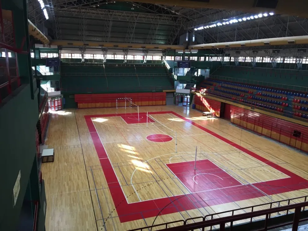 Renuevan el piso del Estadio Ruca Che tras tres décadas de uso