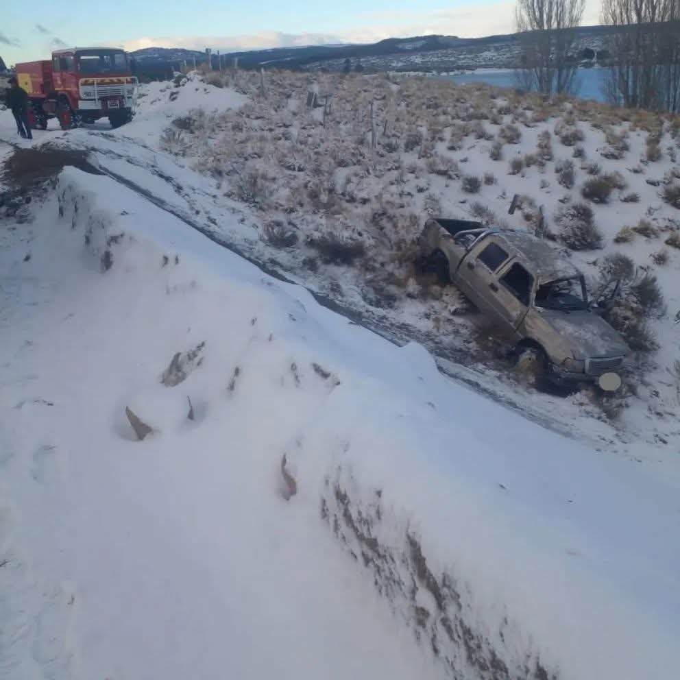 Despiste en la Ruta 23: una camioneta cayó por la banquina en Villa Pehuenia