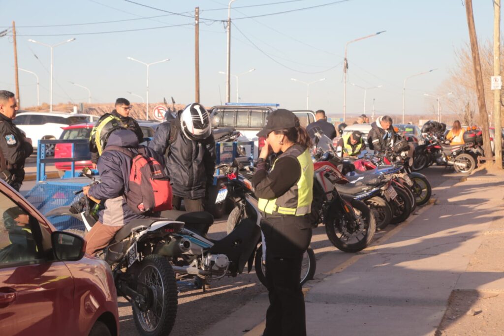 Operativo en Illia y Leloir: retuvieron más de 60 vehículos, incluida una retroexcavadora