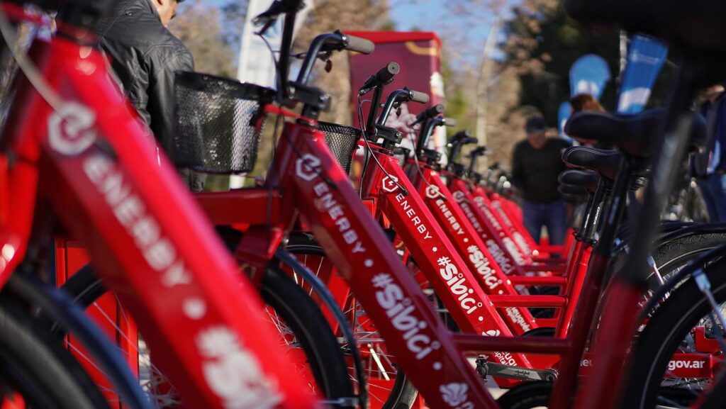 La capital neuquina presentó 100 bicicletas eléctricas para uso público