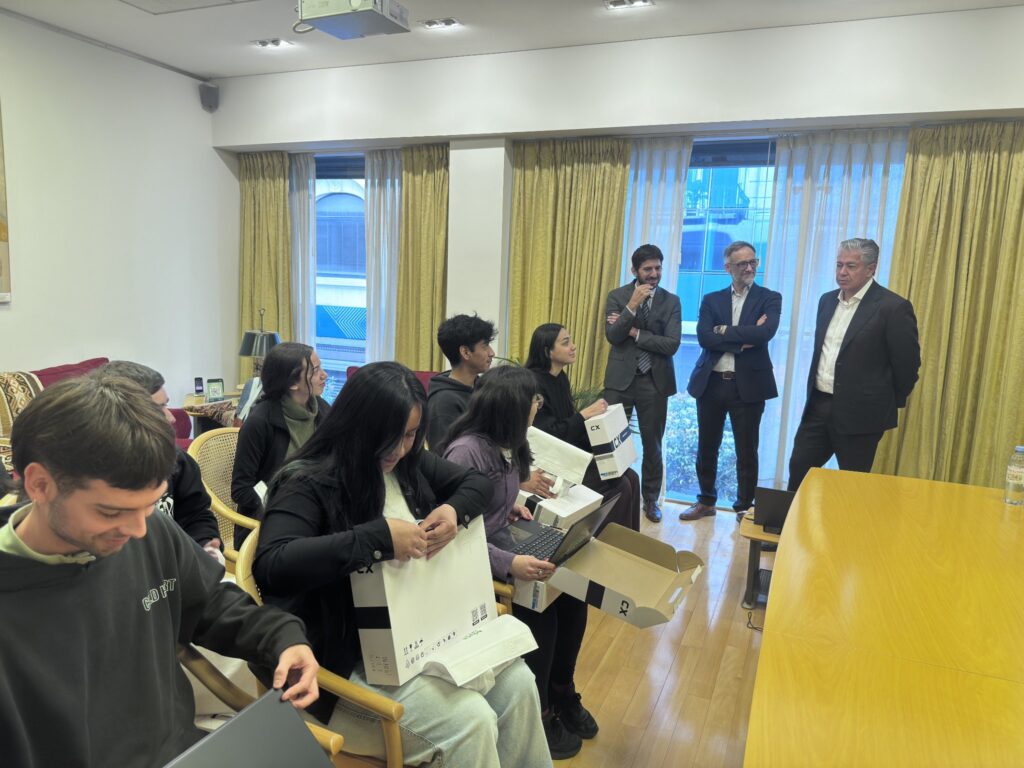 Comenzó la entrega de notebooks para estudiantes de la provincia