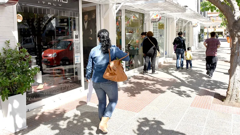 La actividad comercial en el centro de Neuquén registra un leve descenso