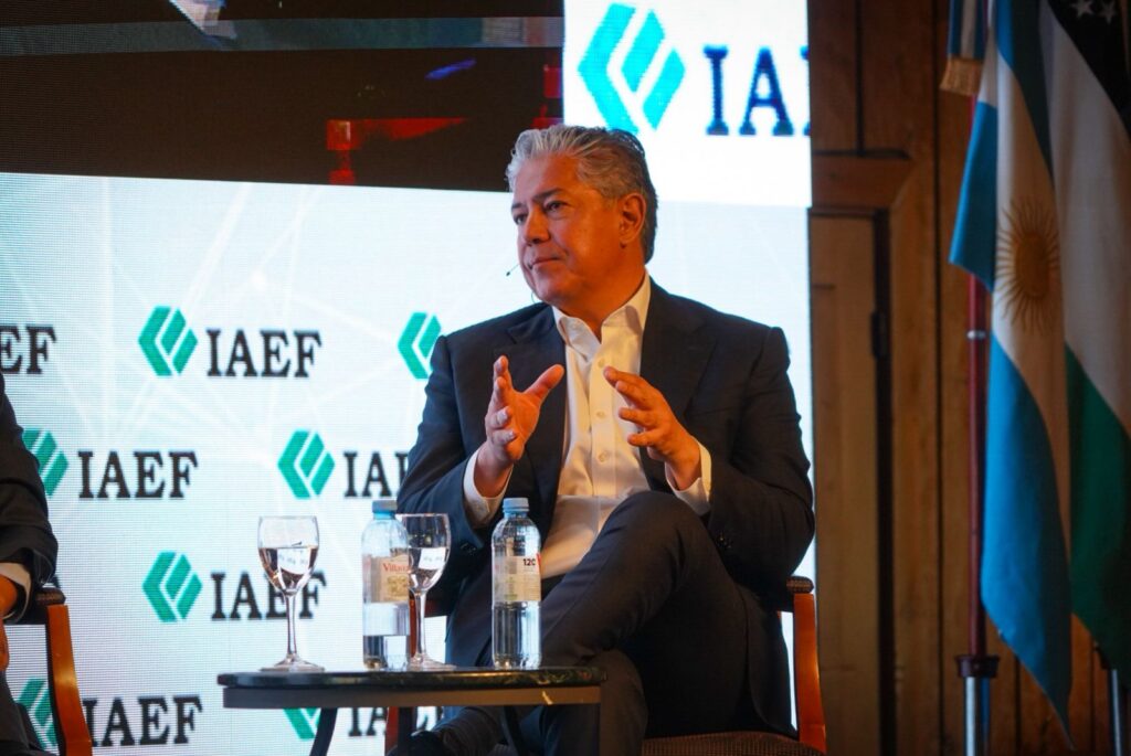 En el IAEF, Figueroa pidió redistribución de fondos junto al superávit