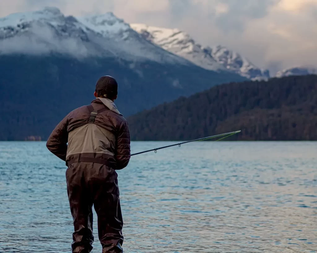 Villa La Angostura: seguridad y guardaparques coordinan controles por pesca