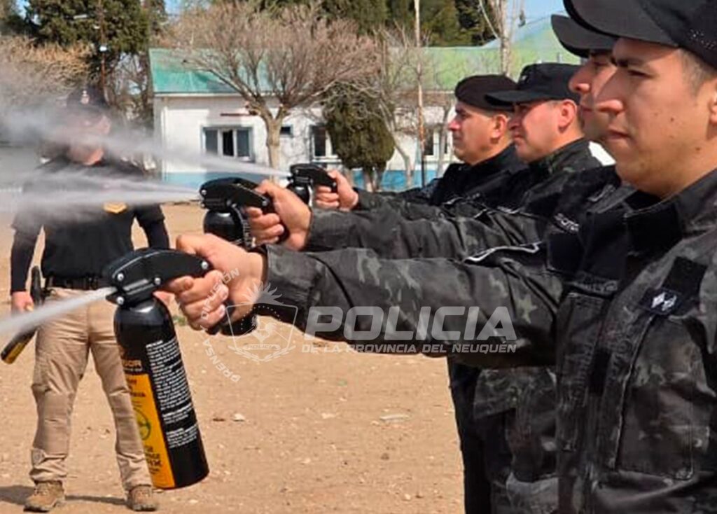 60 policías entrenados en dispositivos menos letales bajo estándares internacionales