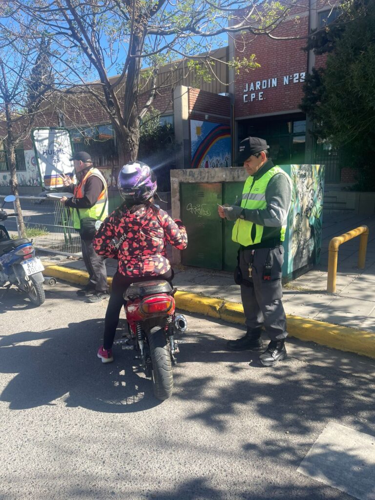 Autos sin seguro y choferes sin registro en pleno centro neuquino
