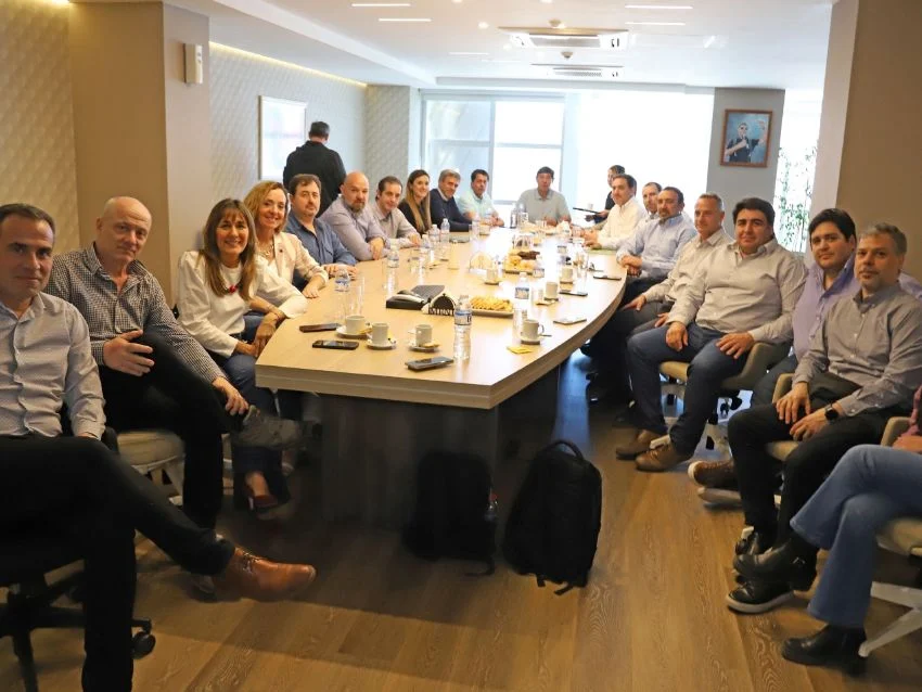 Nuevo acuerdo sindical amplía la cobertura a trabajadores petroleros