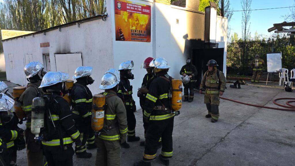 Entrenamiento regional de bomberos en Centenario