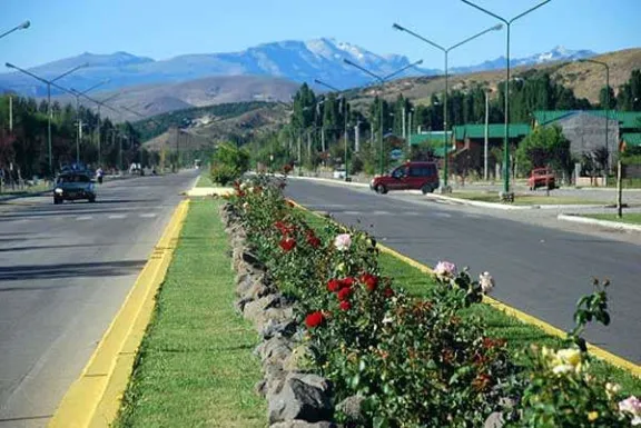 Junín reactiva el riego del boulevard Juan Manuel de Rosas