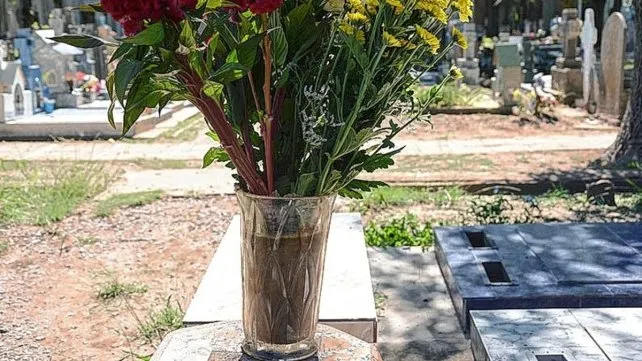 Cementerios: reemplazar el agua por tierra húmeda en floreros