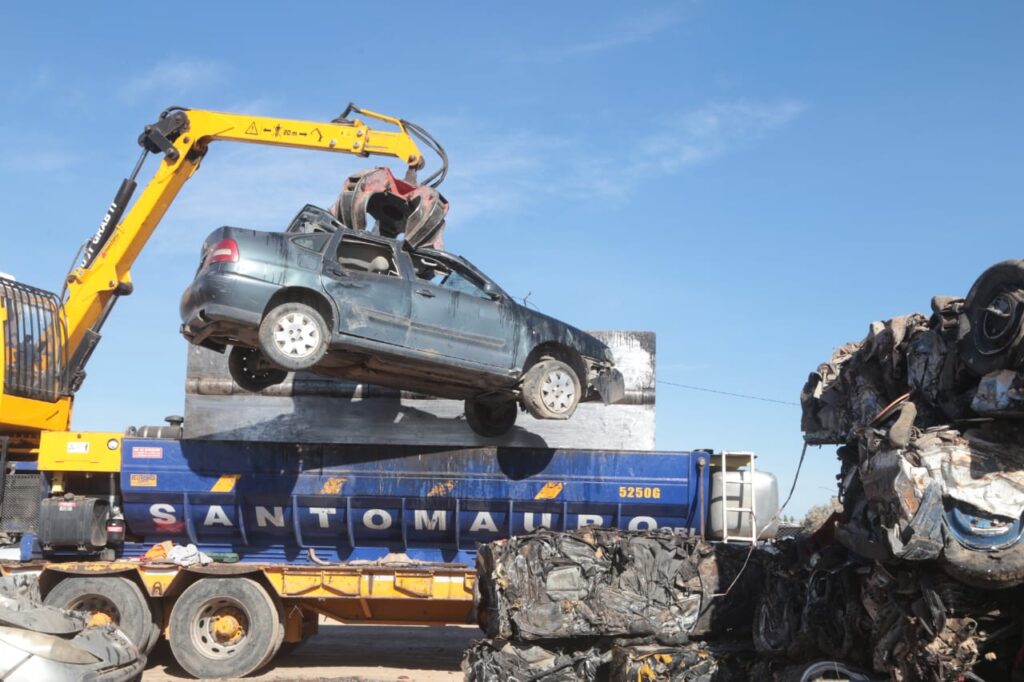 Autos y motos abandonados se transforman en chatarra en Neuquén