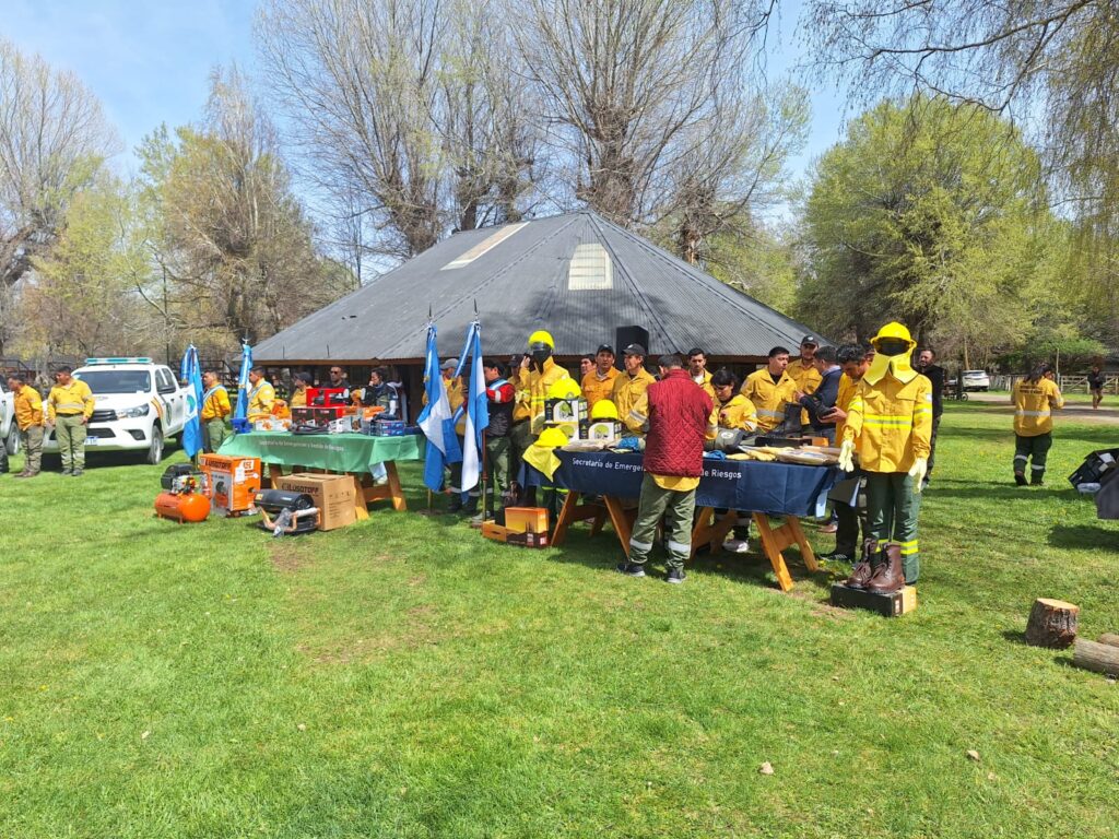 Entregaron equipamiento a brigadistas forestales en la Sociedad Rural del Neuquén