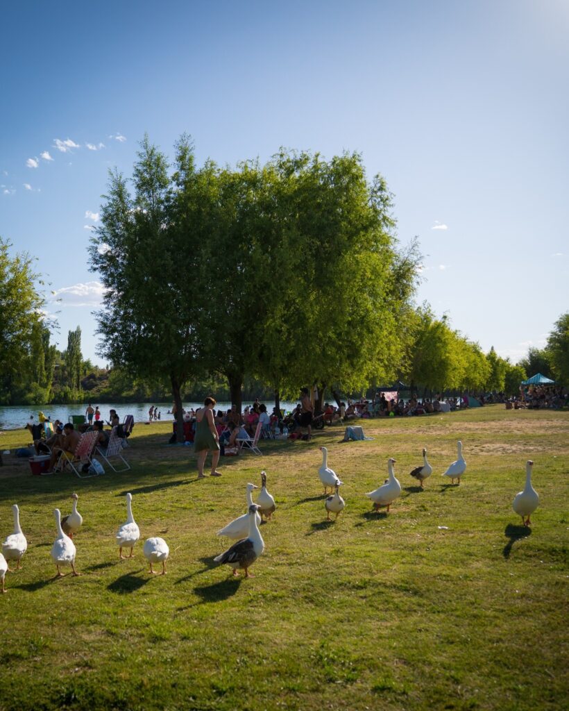 El calor empieza a sentirse y los balnearios se llenan de visitantes