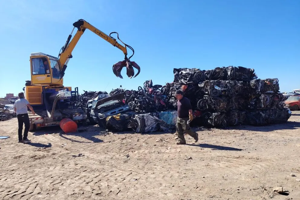 Operativo en Tránsito: compactaron autos y motos abandonados
