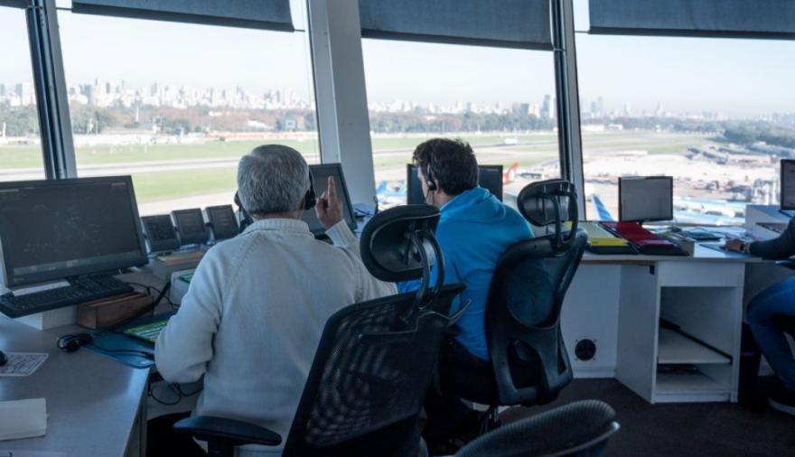 Paros nocturnos en la aviación de carga