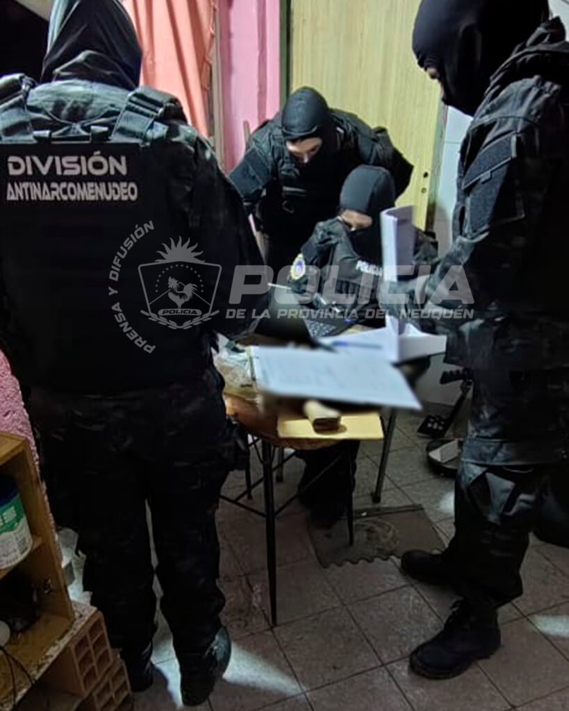 Allanamientos simultáneos desarticularon redes de venta de drogas