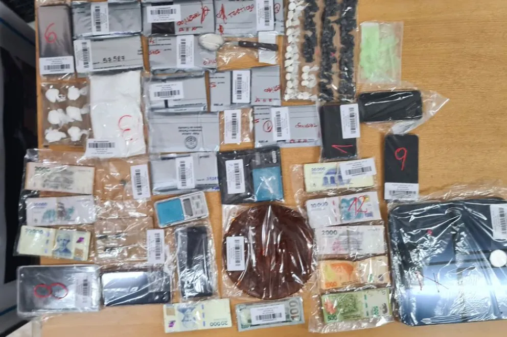 Cinco detenidos y drogas secuestradas en operativo en Villa La Angostura