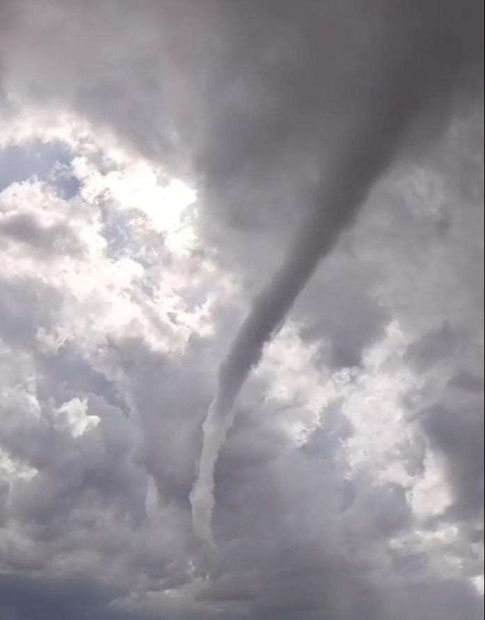 Tormenta, viento y nubes en espiral: así fue la tarde en Rincón de los Sauces