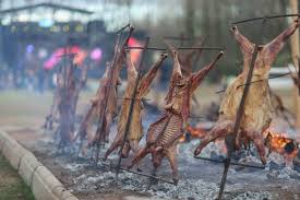 Una propuesta solidaria prepara 34 chivitos para la cena del 24