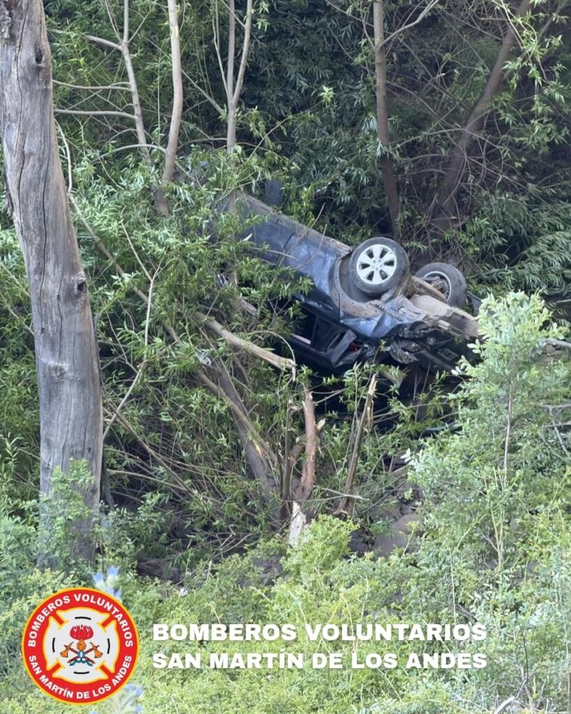 Un vehículo cayó 70 metros tras un vuelco en Quila Quina