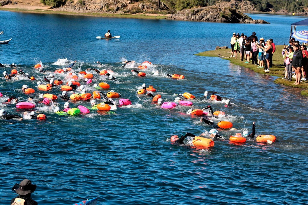 Se realizó el Cruce a Nado en el lago Aluminé