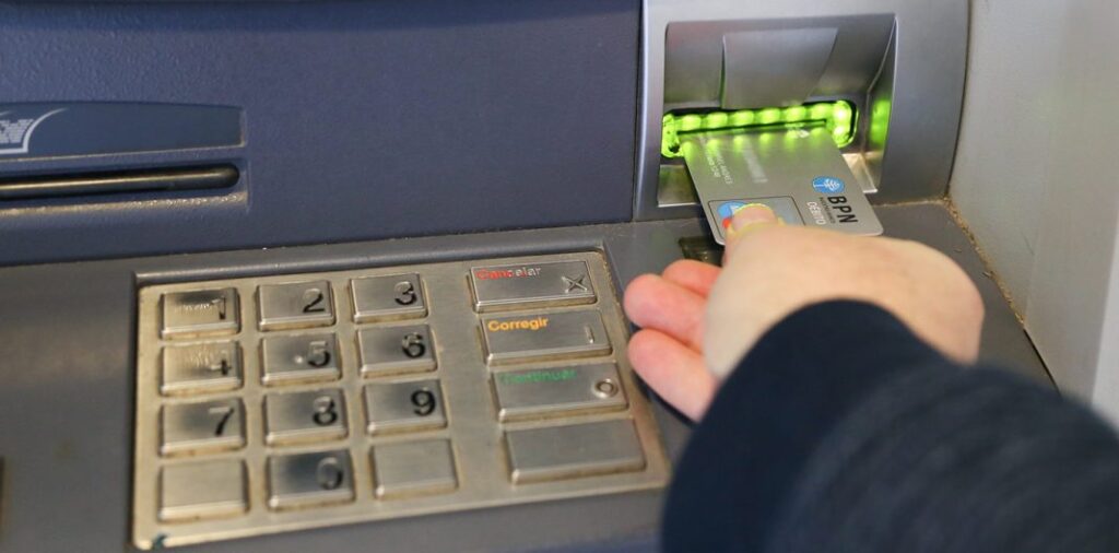 Los salarios estatales se pagan con aumento este viernes