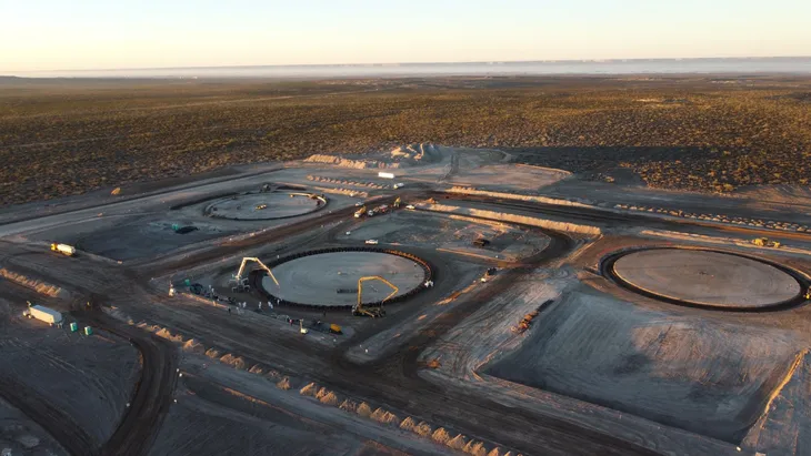 YPF avanza en Allen con tanques del VMOS