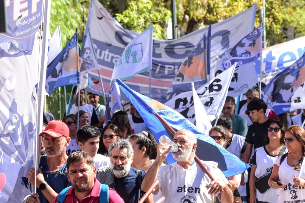 Paro nacional: ATEN y ATE marchan en Neuquén