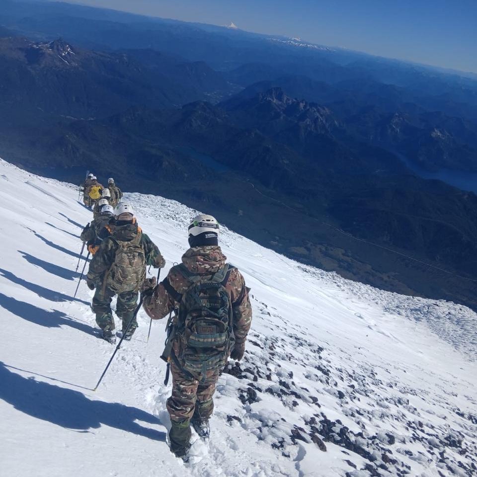 El Regimiento de Montaña 21 completó la cumbre en Neuquén