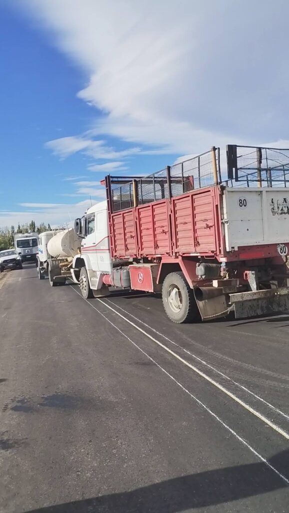Guardaparques intervinieron para asistir a un camión en la RP 46