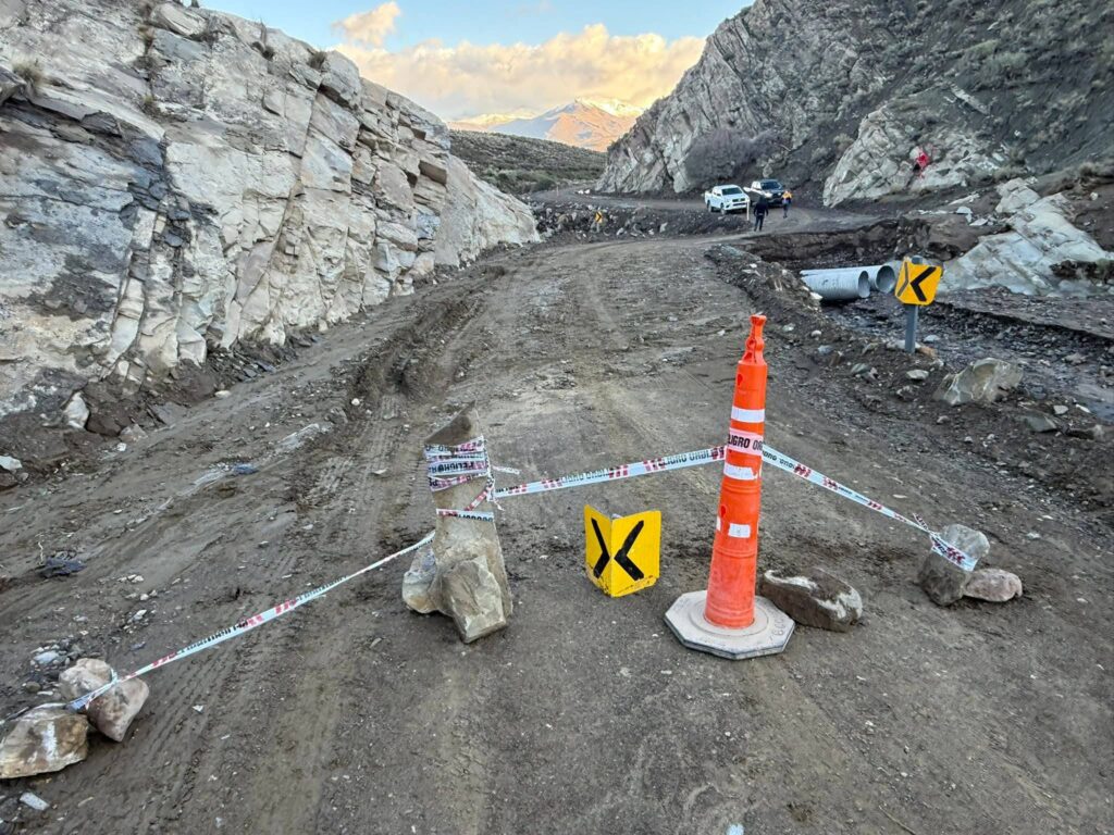 Cortan Ruta 2 en Tricao Malal por desmoronamiento