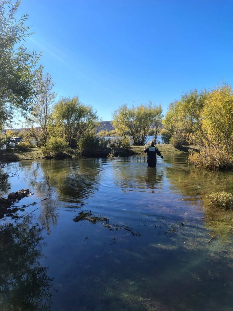 El río creció y dejó a un grupo de pescadores sin salida