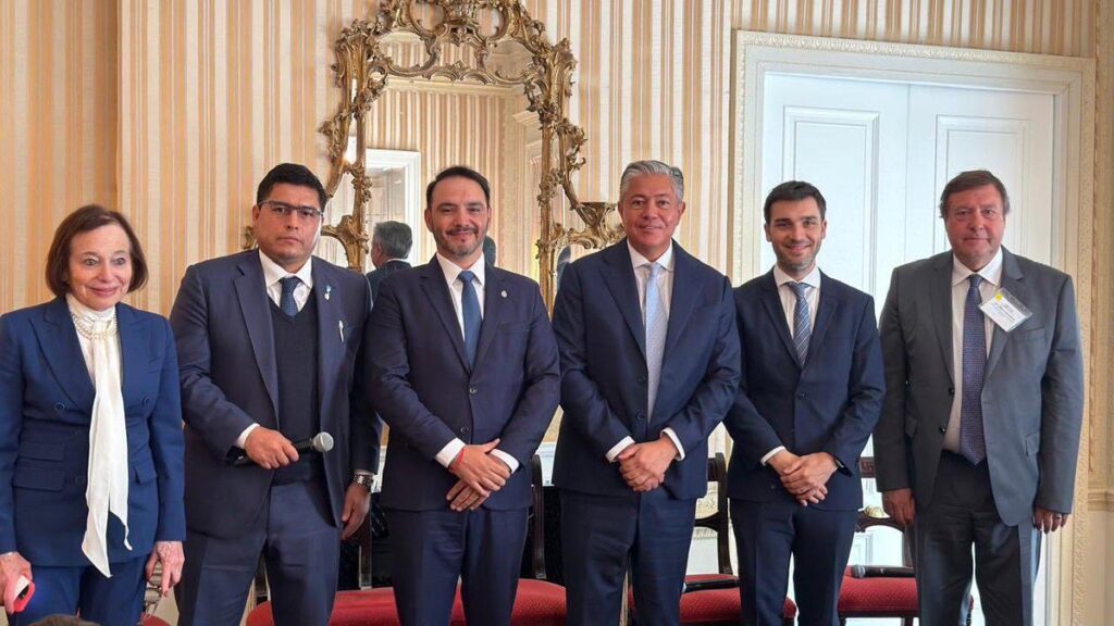 Gobernadores expusieron sobre inversiones en un encuentro en Nueva York