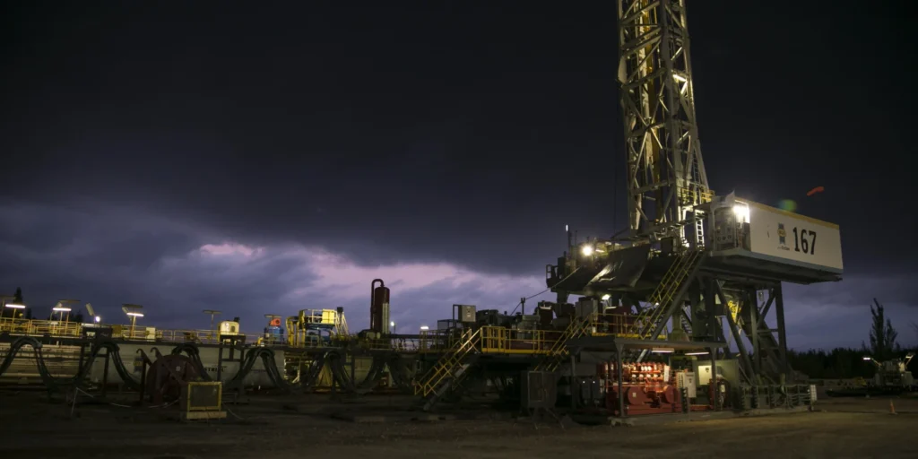 La guerra presiona al mercado y beneficia a Vaca Muerta