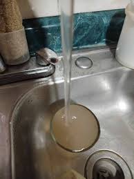 Tras las tormentas, reportan agua turbia en algunos barrios de Neuquén