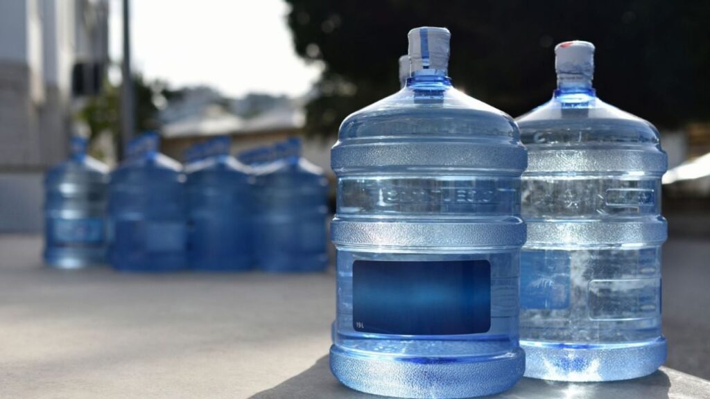 Allanamiento en Centenario por presunta venta ilegal de agua envasada